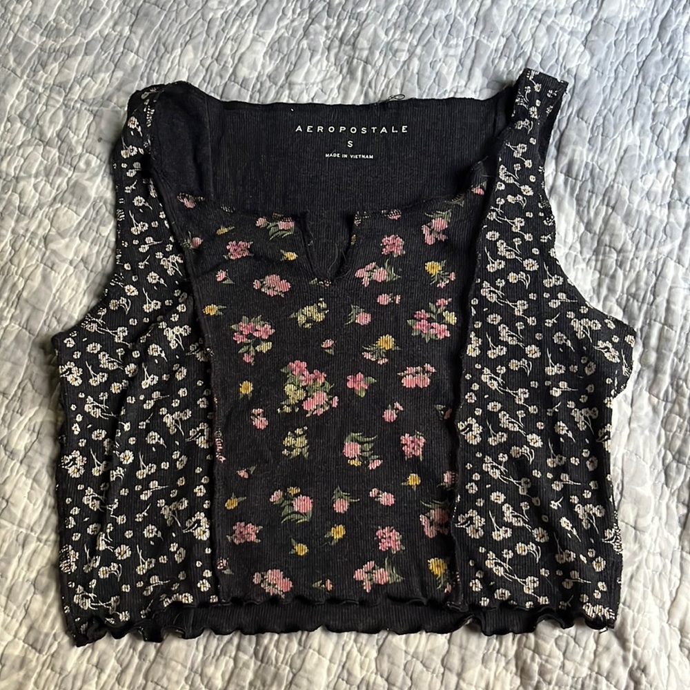 cropped sleeveless flower top